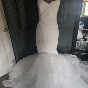 Elegant Ivory Lace Wedding Dress